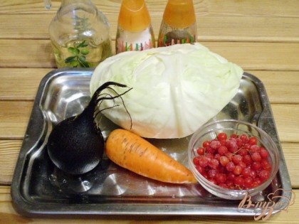 Приготовим необходимые овощи, специи и масло для салата. Все овощи вымыть и очистить.
