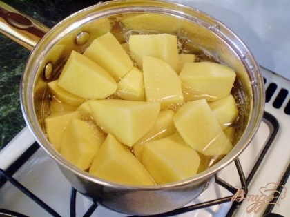 Сначала нужно отварить картофель для начинки. Для этого порежьте его крупно, залейте водой, посолите и варите 25 минут под крышкой.