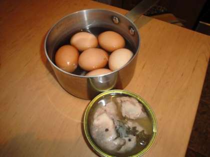 Отварить яйца, из печени трески слить жидкость