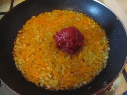 Для подливки обжариваем лук (1 шт.), морковь (трем на терке), добавляем томатную пасту.