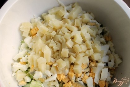 Режем вареный картофель и добавляем к остальным ингредиентам.