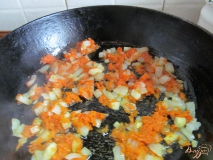 Пожарить лук с морковью на растительном масле (1 ст.лож.) до мягкости.