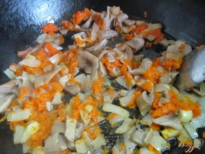 Грибы нарезать мелко и отправить в сковороду к овощам. Жарить минут 5. И выгрузить в борщ к уже сварившейся картошке.