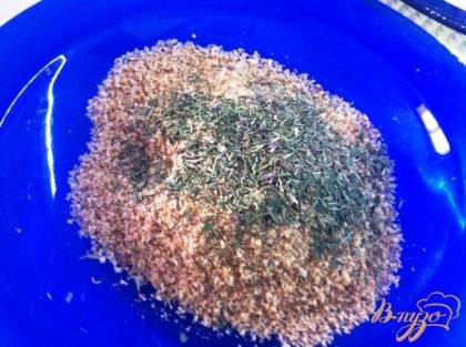 В панировочные сухари добавим сушеный тимьян и сельдерей.