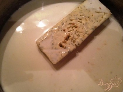 Приготовим сырный соус -  в горячие сливки кладем плавленный сыр.