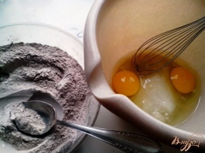 Смешать в миске сухие ингредиенты: муку, какао и разрыхлитель. Растереть яйца с сахаром.