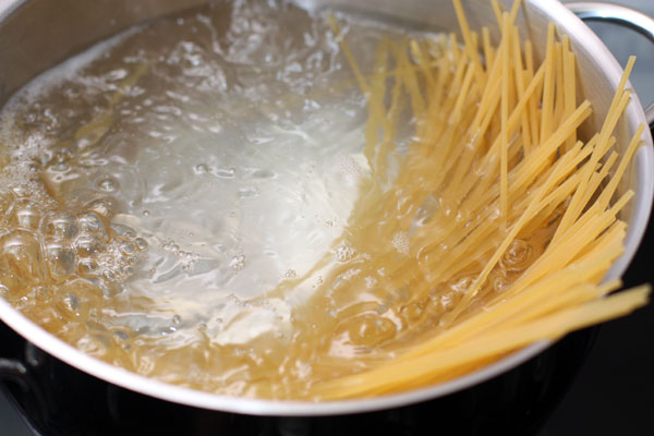 Спагетти положите в кипящую подсоленную воду, добавьте немного оливкового масла и варите по инструкции на упаковке.