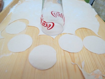 Тесто тонко раскатайте и стаканчиком вырежьте кружочки.
