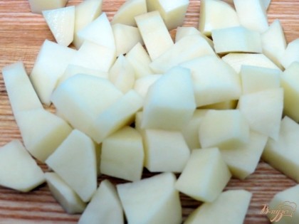 Картофель нарезаем крупными кубиками  и отправляем вариться в бульон.
