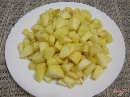 Яблоки помыть, очистить от семян и кожуры и мелко нарезать. Разогреть на сковороде сливочное масло, выложить нарезанные яблоки, добавить сахар и потомить до мягкости.