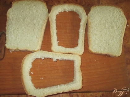 Вылаживаем два целых кусочка хлеба и еще два в которых нужно удалить мякиш,чтобы осталась только целая корочка.