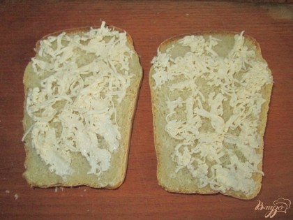 На два целых кусочка нужно натереть плавленый сыр.