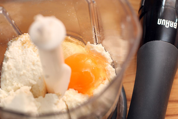 Для начинки сухой творог положите в блендер, добавьте яйцо, сахар и соль.