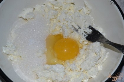 В творог добавить яйцо, сахар и ванилин. Взбить погружным блендером до получения пышной массы.