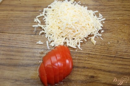 Помидор нарезать полукольцами, сыр натереть на мелкую терку.