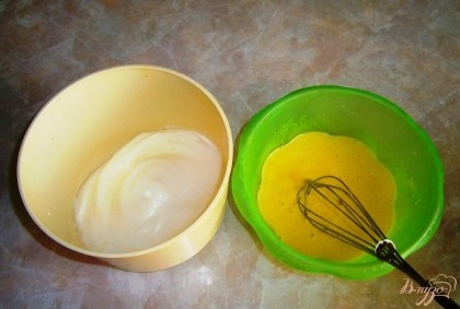 Берем 8 яиц, белки отделяем от желтков. 2 белка отложить для смазки кулича.К желткам добавляем сахар и взбиваем. белки взбиваем в пену и  отлаживаем.