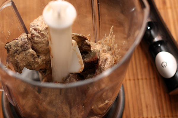 Дайте печени немного остыть, затем измельчите в блендере до гладкости.