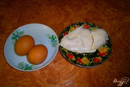 Отвариваем 2 яйца и куриное филе.