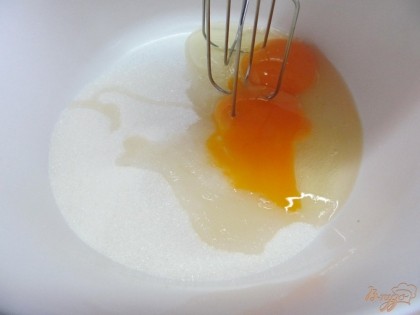 В чашу миксера всыпать сахар, ванильный сахар и вбить яйца.