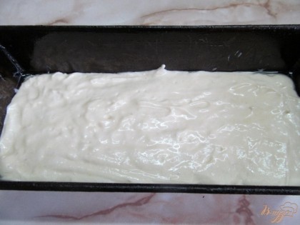 Выкладываем тесто в форму и выставляем в уже разогретую духовку до 180 градусов на 40-60 минут. Смотря у кого какая духовка.
