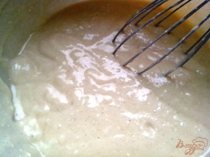 Растереть яйцо с сахаром, добавить размягчённый маргарин и йогурт (или сметану). Затем всыпать муку с разрыхлителем и по желанию - немного корицы.Хорошо перемешать полученное тесто.
