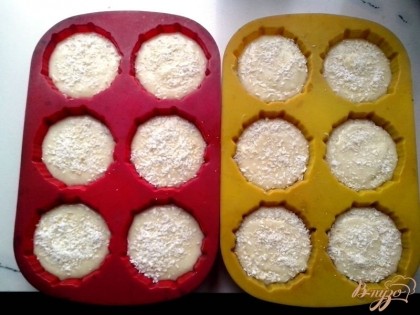 Затем залить остальным тестом (рецепт рассчитан на 12 штук кексов среднего размера). Посыпать кокосовой стружкою белого цвета.