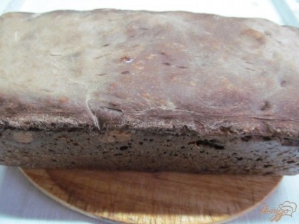 Готовый хлеб вынуть из формы и поставить на решетку до полного остывания.