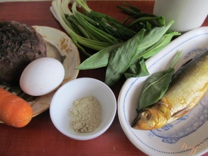 Подготовить продукты. Свеклу, яйцо и морковь заранее отварить. Салаку почистить.