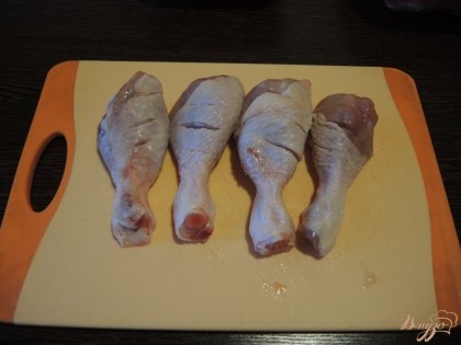 Куриные ножки надрезаем, чтобы внутрь разрезов попало побольше специй.
