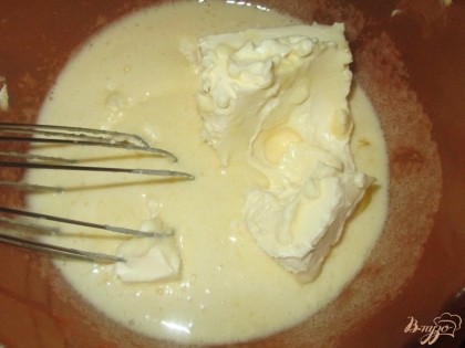 К взбитым яйцам добавить маргарин (комнатной температуры) и хорошо блендером взбить.