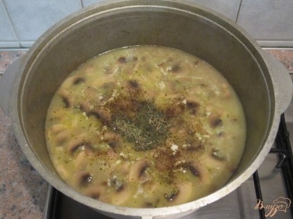 В горячей воде растворить куриные бульонные кубики. Влить в кастрюлю с грибами. По вкусу поперчить и посолить, добавить тимьян. В течение 20 минут варить суп на среднем огне.