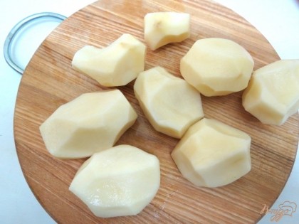 Картофель чистим и нарезаем мелкими кубиками. Ставим вариться в бульоне.