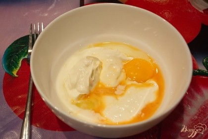 В миску помещаем просеянную муку. Добавляем яйца, соль, перец, разрыхлитель.