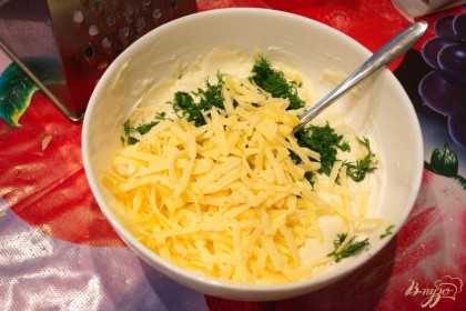 Натрите на терке твердый сыр. Измельчите зелень. Добавьте зелень и сыр в миску к тесту и перемешайте.