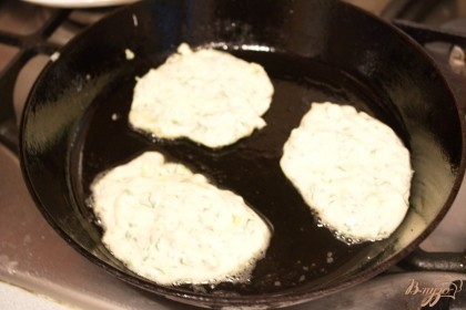 Обжарьте оладушки с двух сторон на сковороде с добавлением растительного масла.