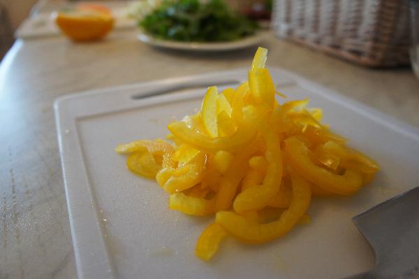 Сладкий перец, четвертую часть, порезать тонкой соломкой, как и помидоры.