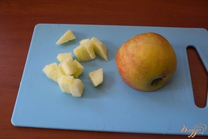 Кислое яблоко очистить от шкурки и нарезать.