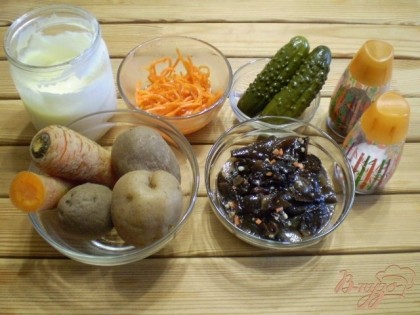 Отварите заранее картофель и морковь до готовности. Остудите.