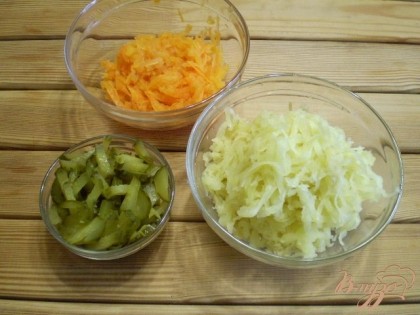 Очистите овощи. Натрите картофель и морковь на крупной терке. Огурец порежьте тонкой соломкой.