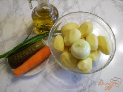Морковь, лук и картофель вымыть и почистить.