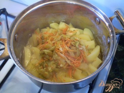 Добавляем жареные овощи к картошке. Протушиваем 5 минут.