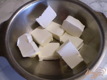 Ставим топится маргарин на плиту.