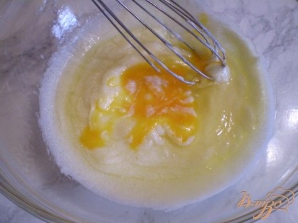 Потом добавляем одно или два яйца, лучше два, вкуснее будет.
