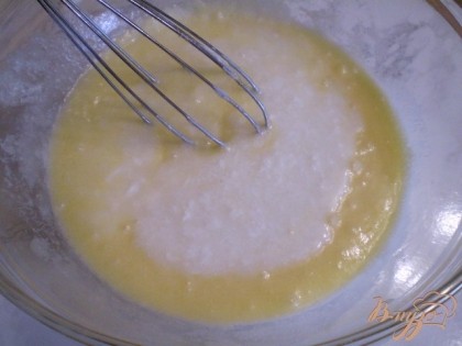Наливаем кефир, лучше если он будет подогрет немного, от холодного может свернуться маргарин.