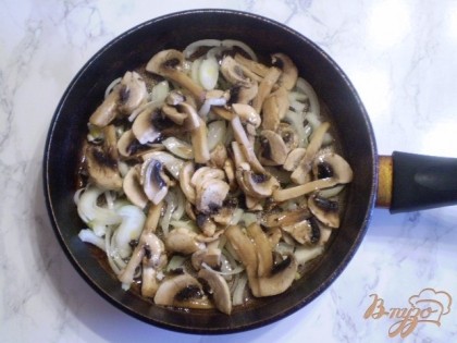 Режем тонко лук и грибы слайсами и кладем на сковородку с маслом, солим по вкусу и жарим до полной готовности обоих.