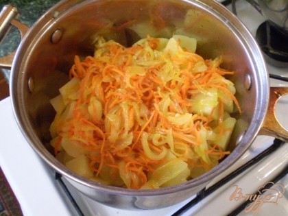 С готовой картошки воду слить полностью, заправить жареными овощами и полить маслом, на котором они жарились.