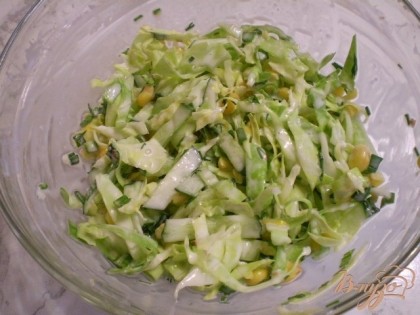 Готовый салат сразу подать к столу, переложив в чистую тарелочку и украсив зеленью.