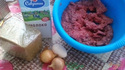 Сначала берем нужные нам продукты. Мясной фарш, яйцо, немного черного хлеба, молоко, лук, майонез и чеснок.