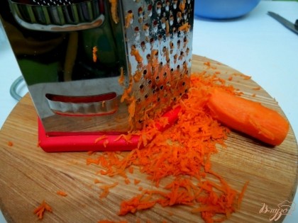 Морковь натираем на тёрке. Лук мелко нарезаем.