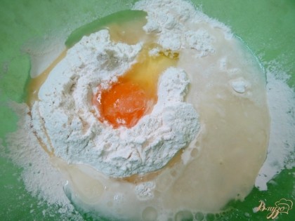 В муку введите яйцо, соль, воду, замесите тесто, в конце замеса введите растительное масло, для эластичности теста.